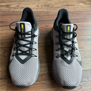 Nike women’s Quest 2 SE in Pumice